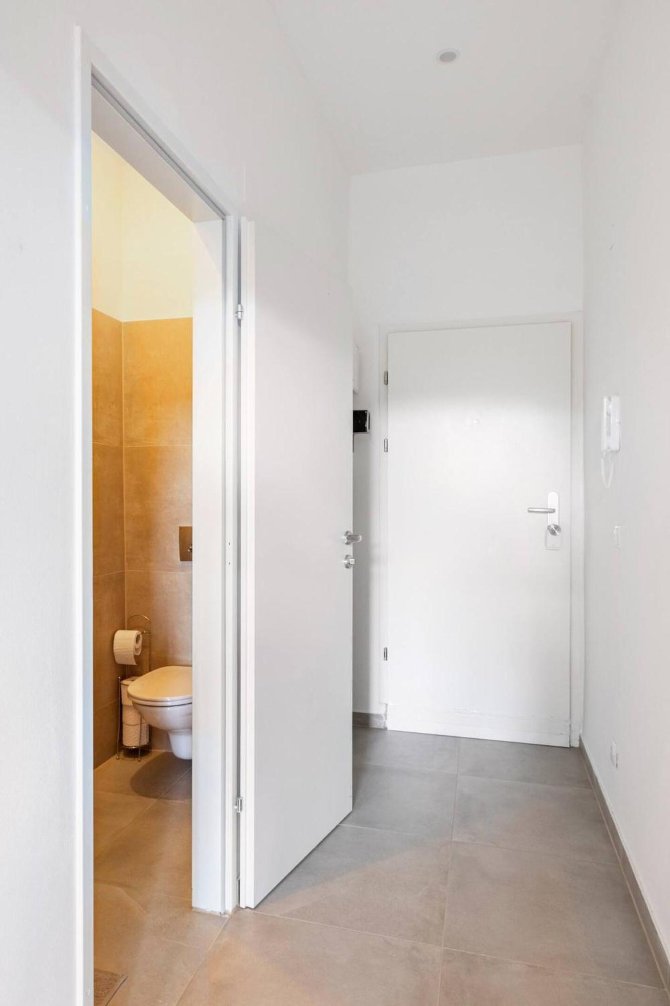 Apartment Near Schoenbrunn & Metro เวียนนา ภายนอก รูปภาพ